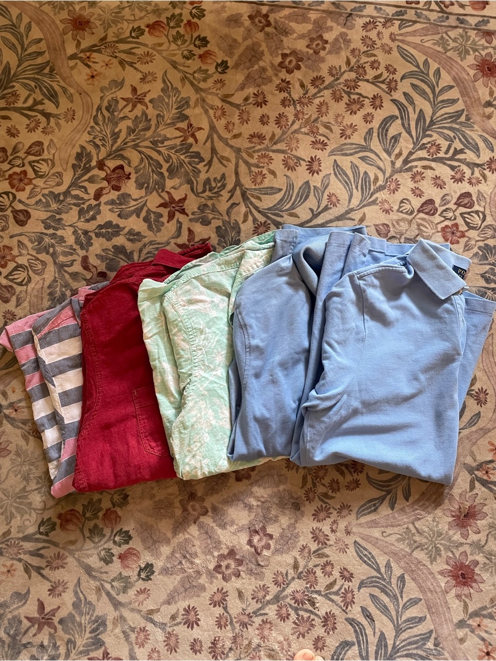 Bundle of Men's Button up-Polo Shirts. Size M/L. 5 shirts.